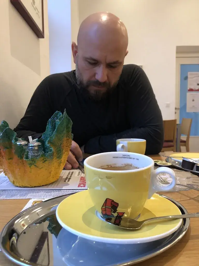 Sofia Shavidze (Phd candidate)_Café-Bistro am Campus_Gugging_Bewertung