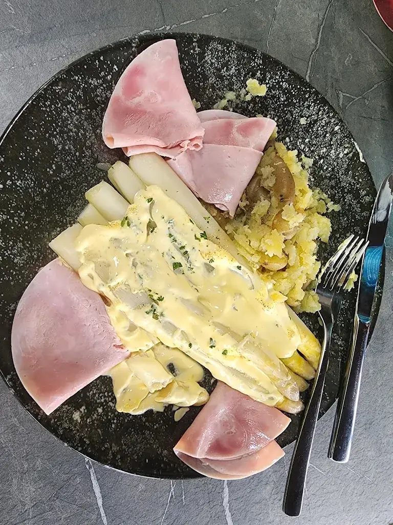 Greg Wenaas_Restaurant Zagreb_Hainburg an der Donau_avis