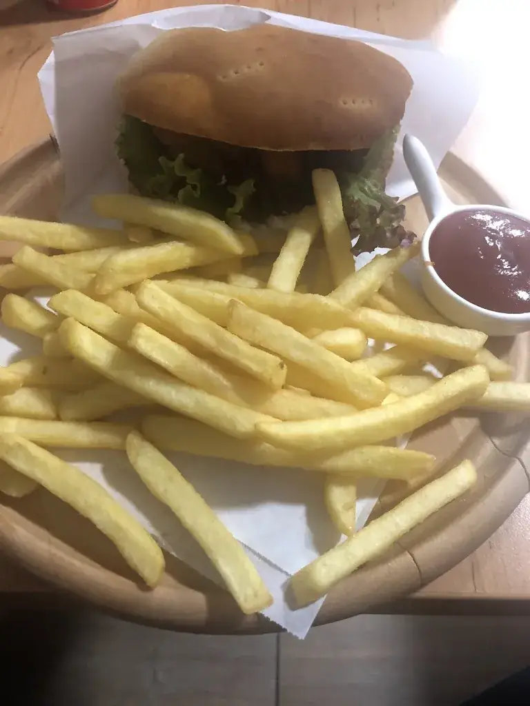 Sofia Rahim_Chicken & Burger_Hainburg an der Donau_review