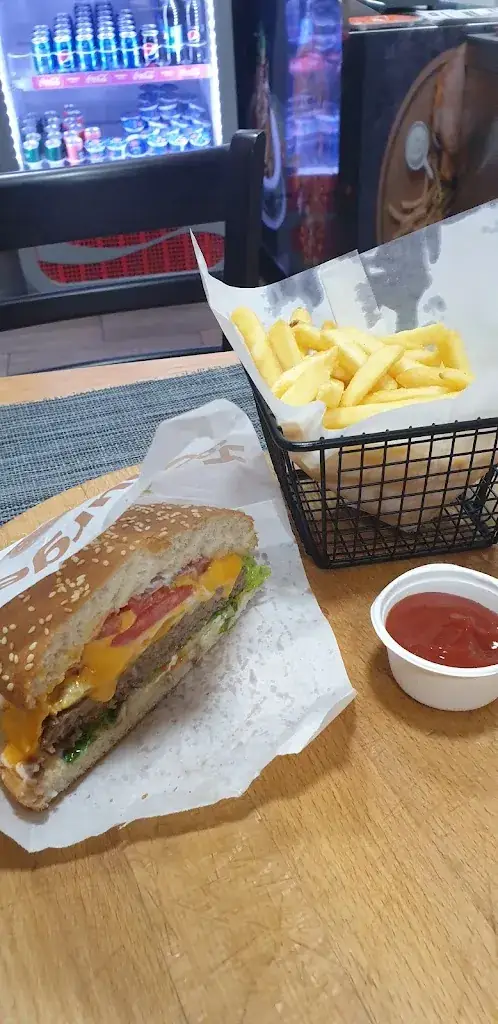 Learn English with Mohannad_Chicken & Burger_Hainburg an der Donau_review