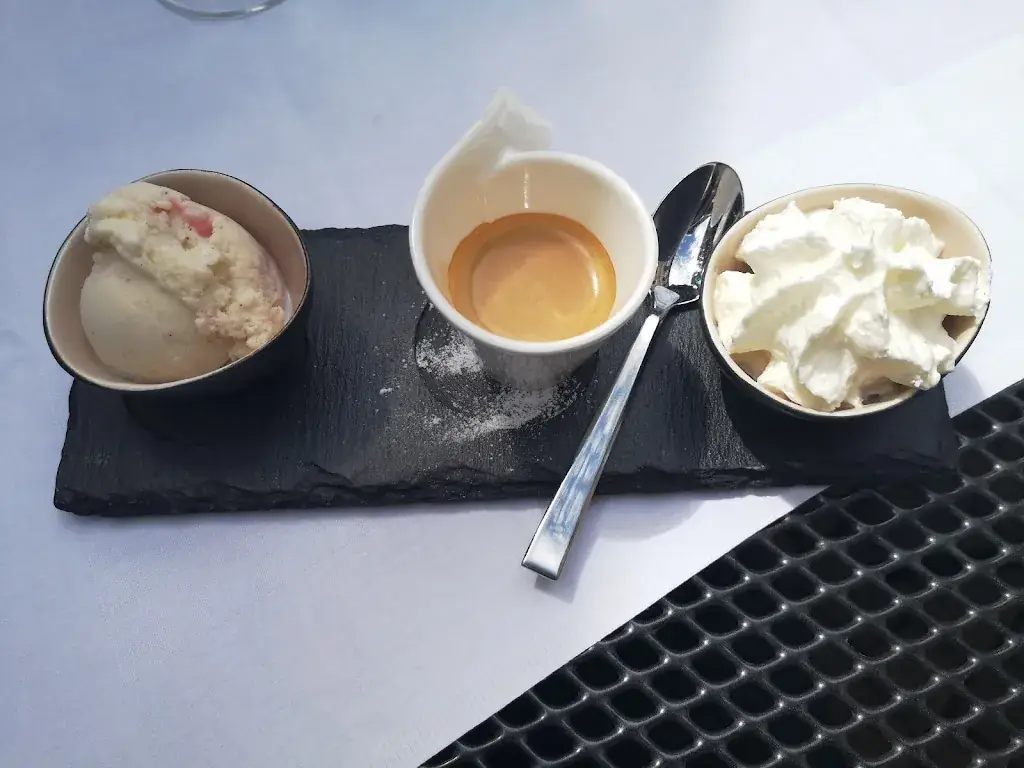 Michael Moock_Am Dorfbrunnen_Hainfeld_avis