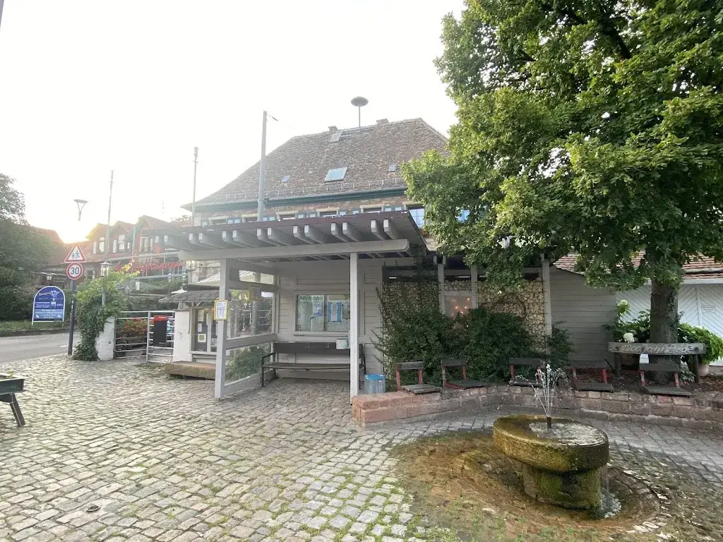 M. B._Am Dorfbrunnen_Hainfeld_avis