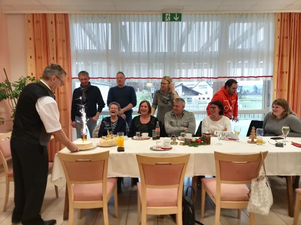 Hirschenwirt ristorante a Heiligenkreuz