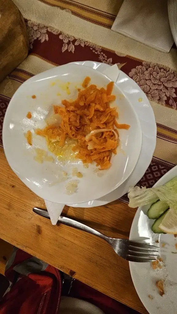 Tom Q._Schrank Heuriger Restaurant_Hennersdorf_recensione