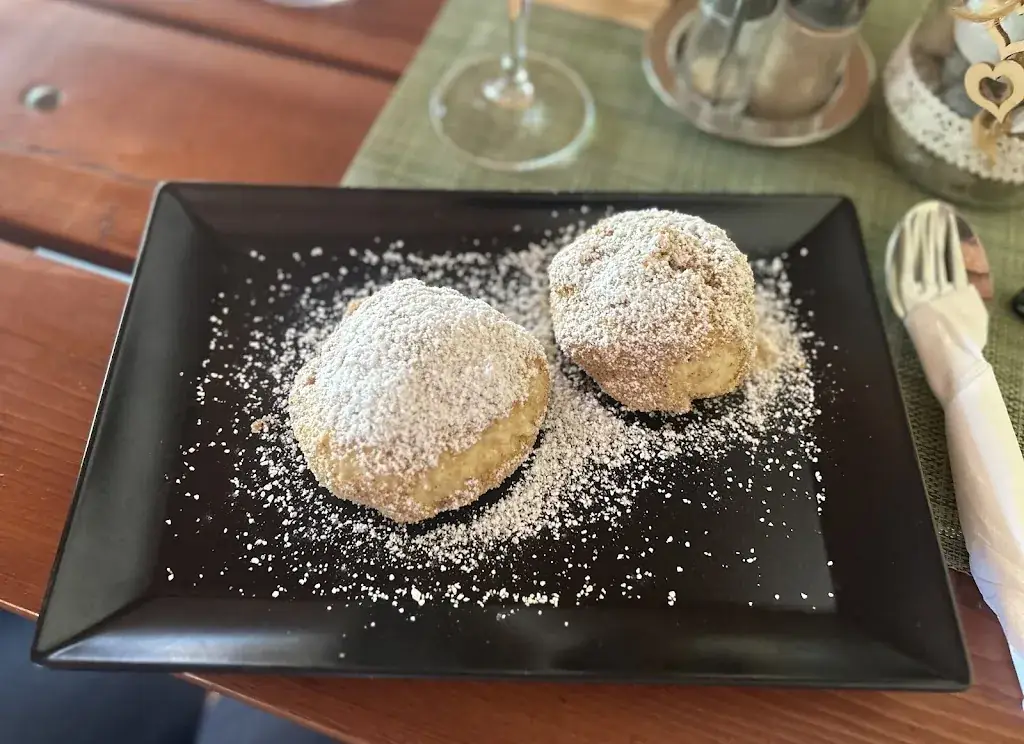 Jürgen Schartmüller_Schrank Heuriger Restaurant_Hennersdorf_recensione