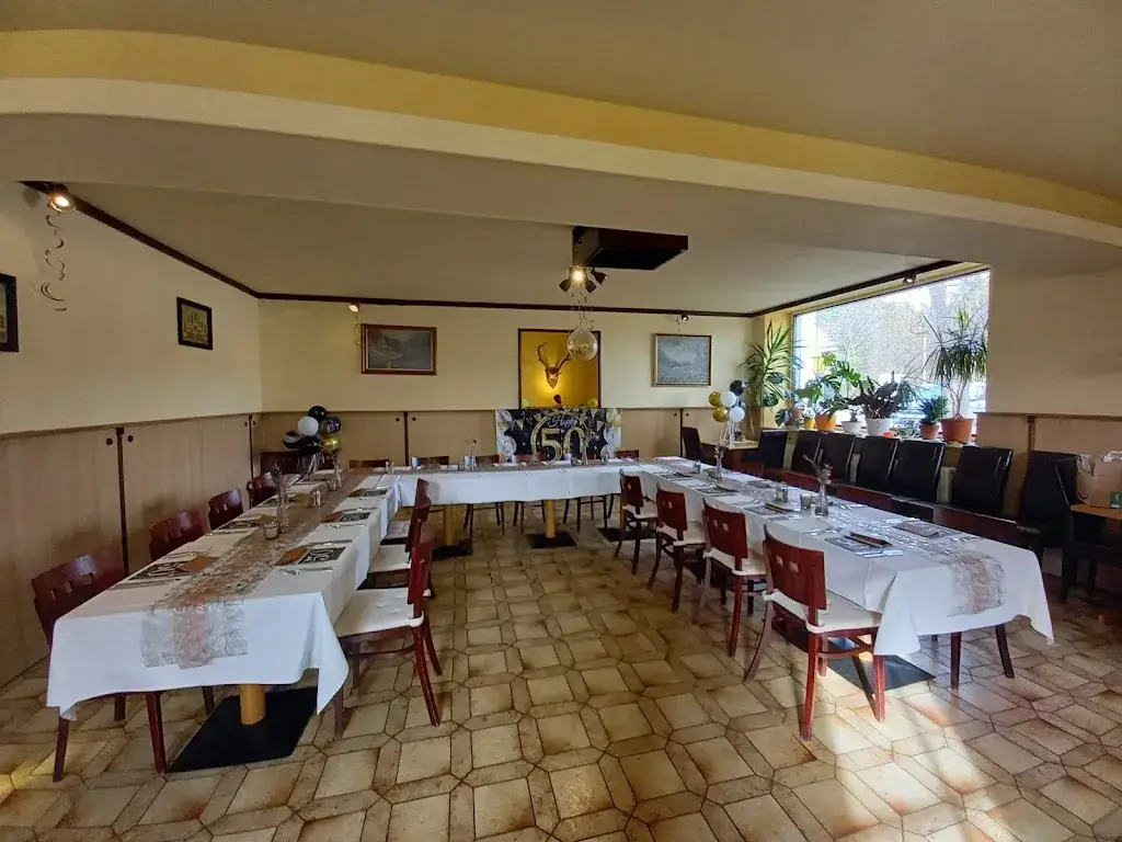 Gasthaus zum goldenen Hirschen restaurant à Hirtenberg