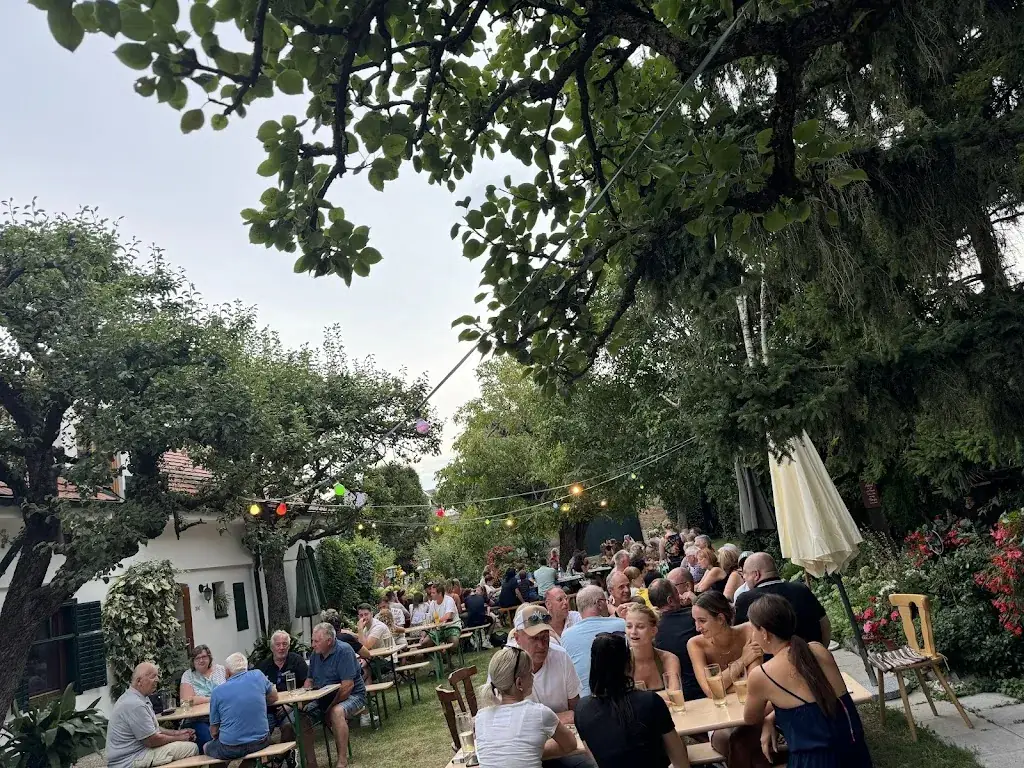 [Konnektor.Media] - Stefan Hausmann StH_Buschenschank Familie Resatz_Antau_recensione