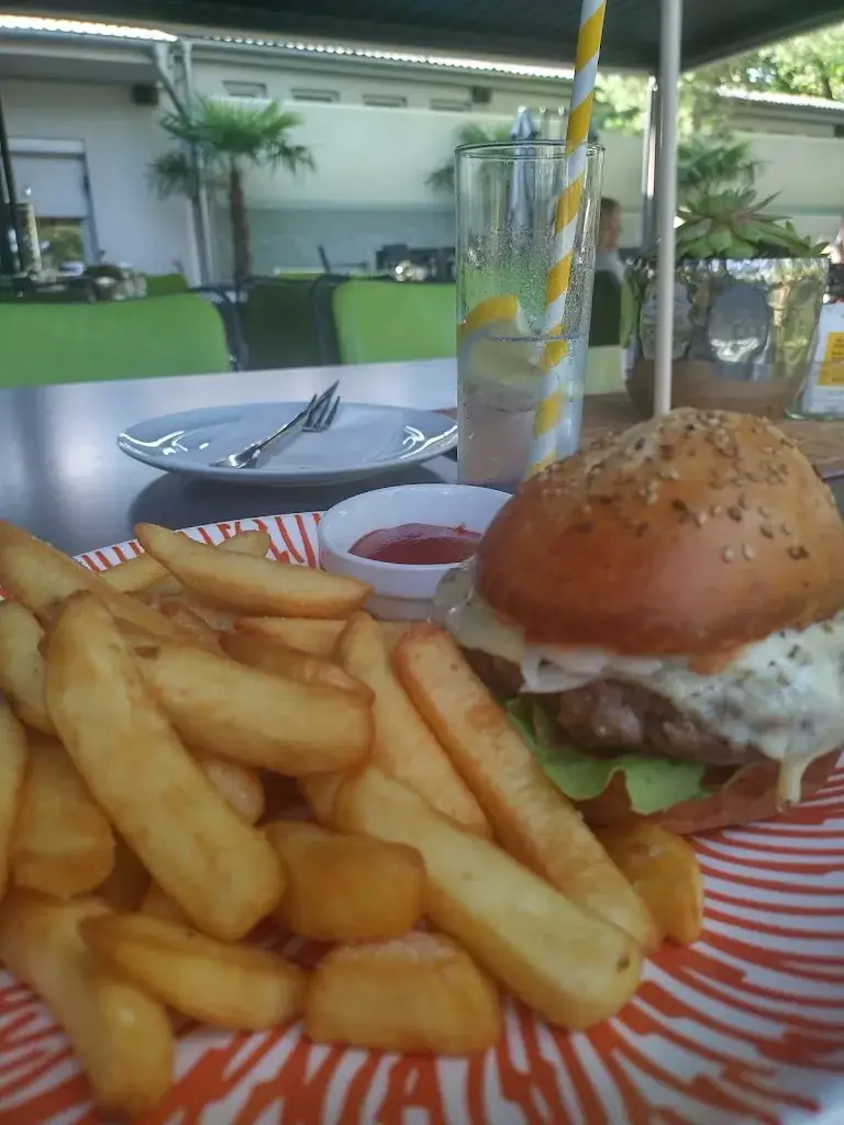 Niki Giannakopoulou_Strandhütte am Römersee_Bad Sauerbrunn_review