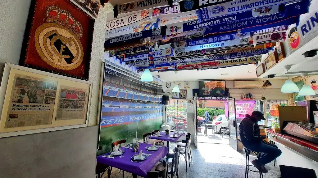 Peña Madridista Capote and Montera_Gols_slider_image_3