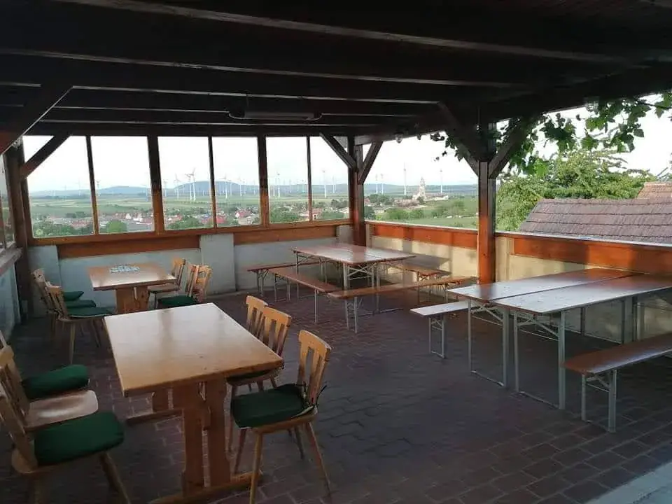 Heuriger am Hohen Weg Weinbau Anton Rödler ristorante a Höflein