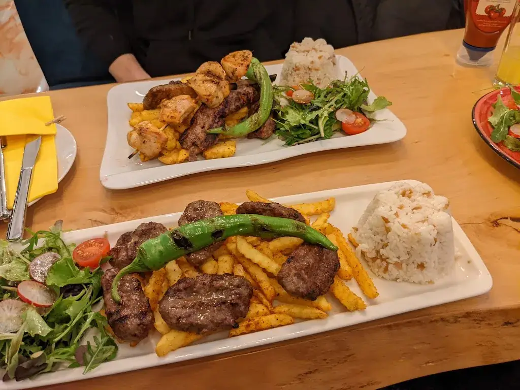 Radek Kejduš_Restaurant und Cafe Familie Toluay_Hollabrunn_recensione