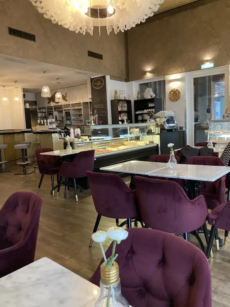 Robert Weghaupt_MOCCA LOUNGE - BAR WINGS_Hollabrunn_recensione