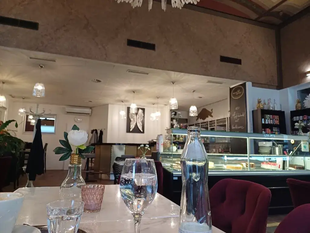 MOCCA LOUNGE - BAR WINGS_Hollabrunn_slider_image_3