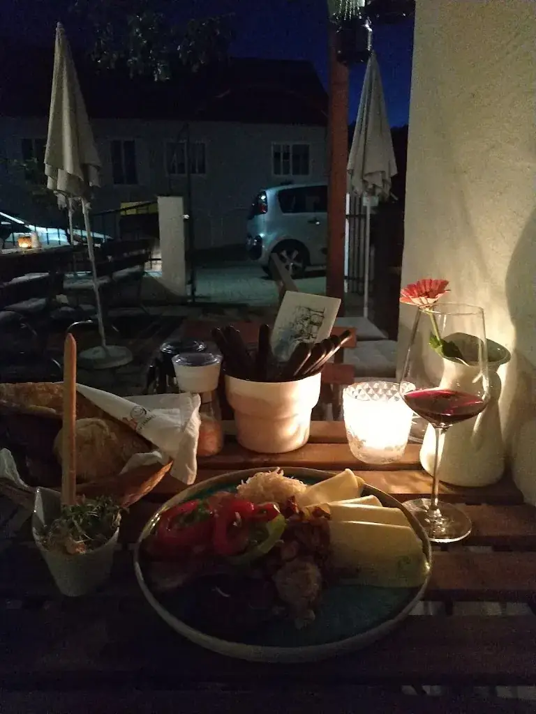 Alexey Grustliviy_Genusslaube_Jois_avis