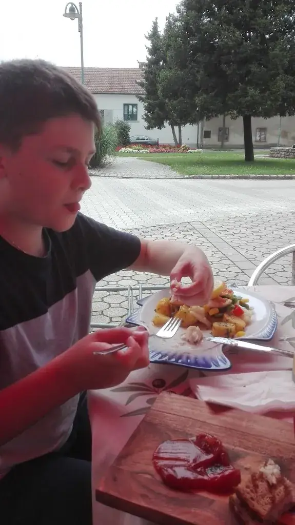 Martin Mayer_Lokal 97 Restaurant Pizza Bar _Jois_review