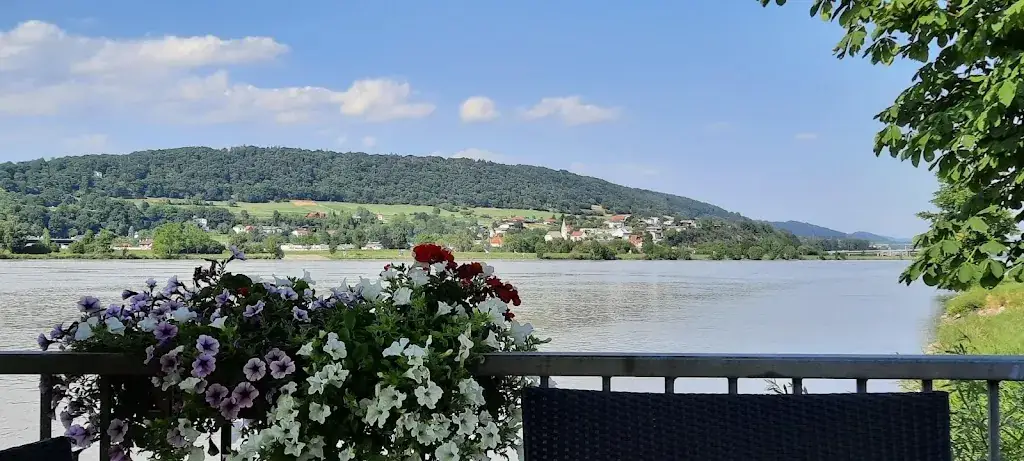 Gabriela_Zur Donauterrasse an der Donaulände Pöchlarn_Klein-Pöchlarn_avis