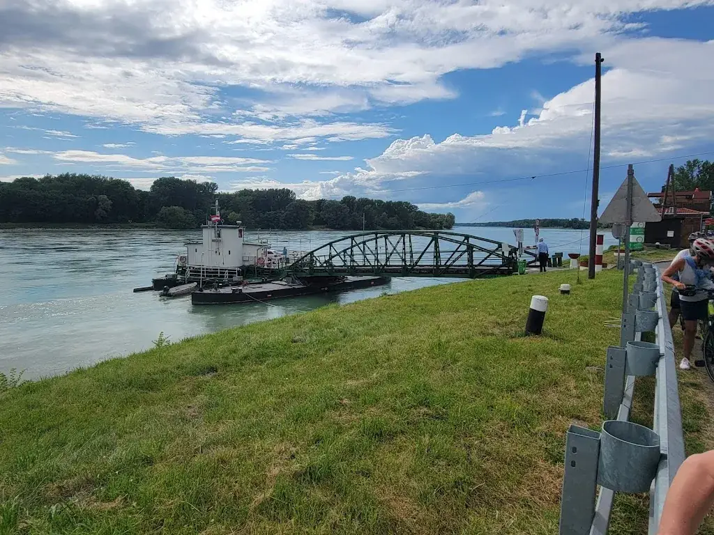 JOHN HUGHES_Uferhaus_Klosterneuburg_review