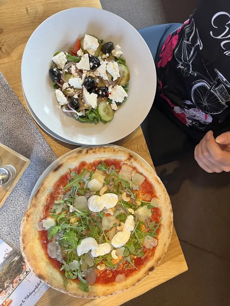 Carmen Kossagk_Nous Cafe & Restaurant_Krumnussbaum_recensione