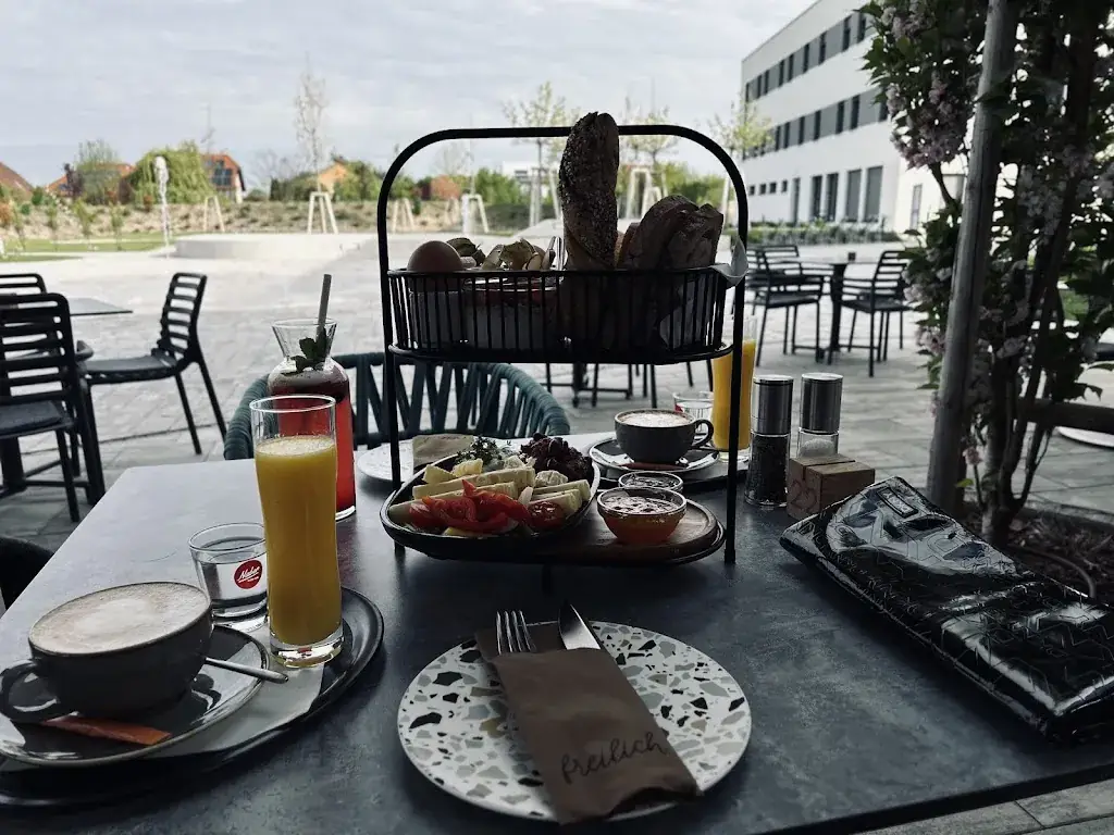 Tina Eveline_freilich ESSEN. TRINKEN. SCHLAFEN_Laa an der Thaya_recensione