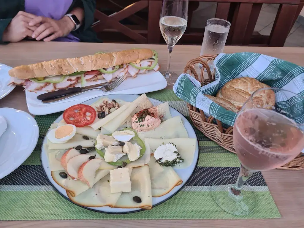 Sébastien N_Buschenschank Humer_Maissau_review