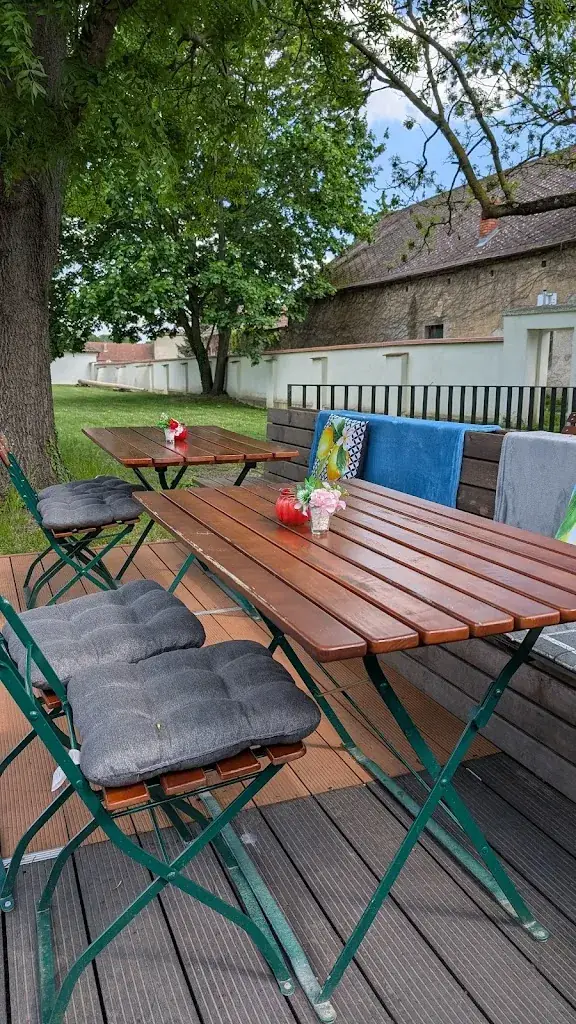 F. Otto Graf_Schlosstaverne_Marchegg_review