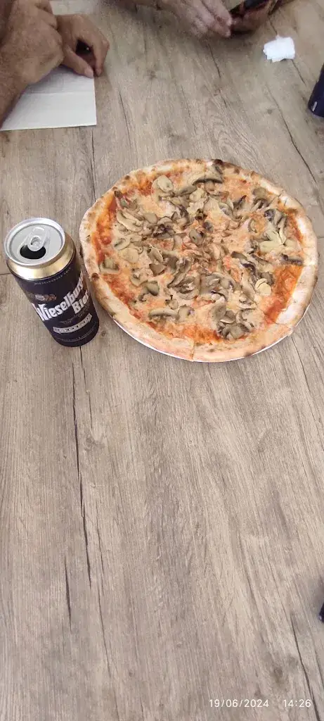 Manu Sasa_Pizzeria Deniz_Marchegg_recensione