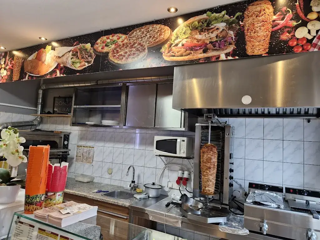 Kebap und Pizza Haus IZI restaurant à Mannersdorf am Leithagebirge