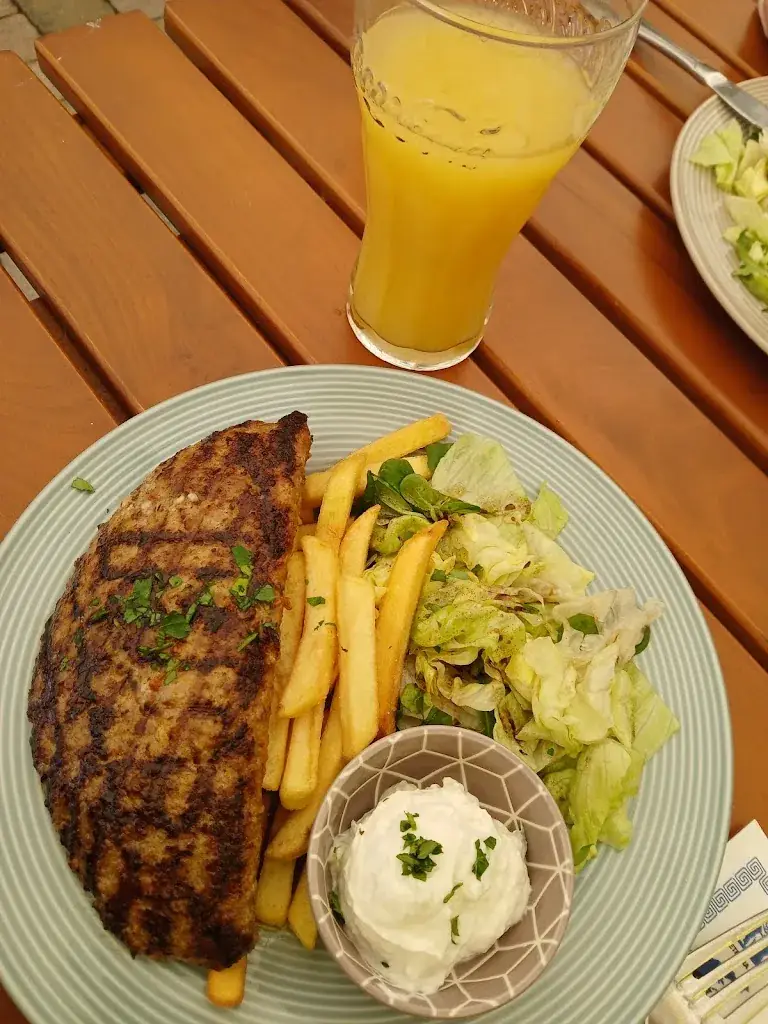 LAVINIA ADINA RADU_Der GRIECHE im goldenen löwen_Maria-Anzbach_review