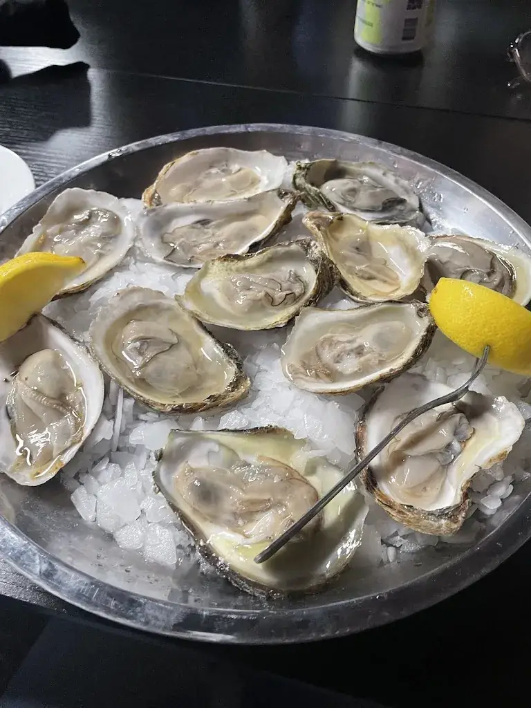 Holland Burch_Stoney's Whiskey Wine & Raw Bar_Martinsberg_review