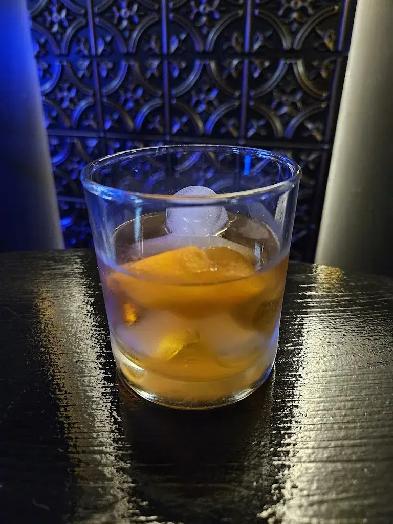 Elizabeth Kendig_Stoney's Whiskey Wine & Raw Bar_Martinsberg_review