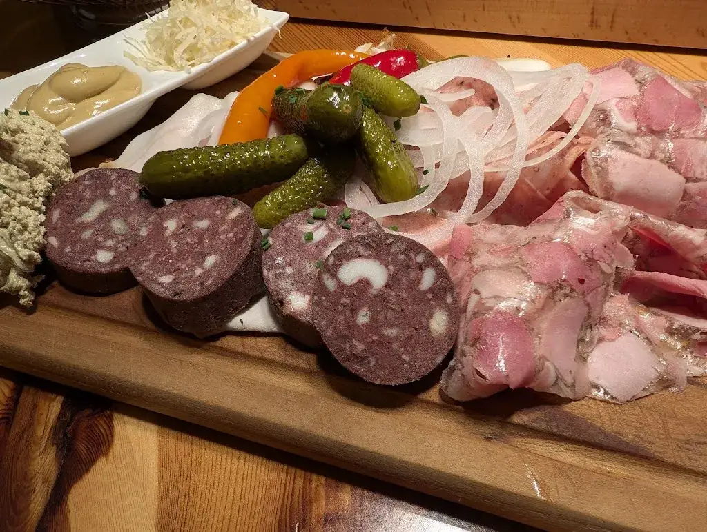 r1ca3d0_ h_Alphart am Mühlbach, Weingut und Heuriger_Möllersdorf_avis