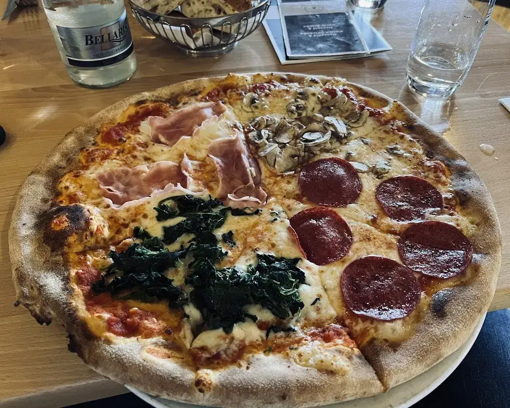 Am Seewoog Holzofen Pizzeria_Miesenbach_slider_image_3