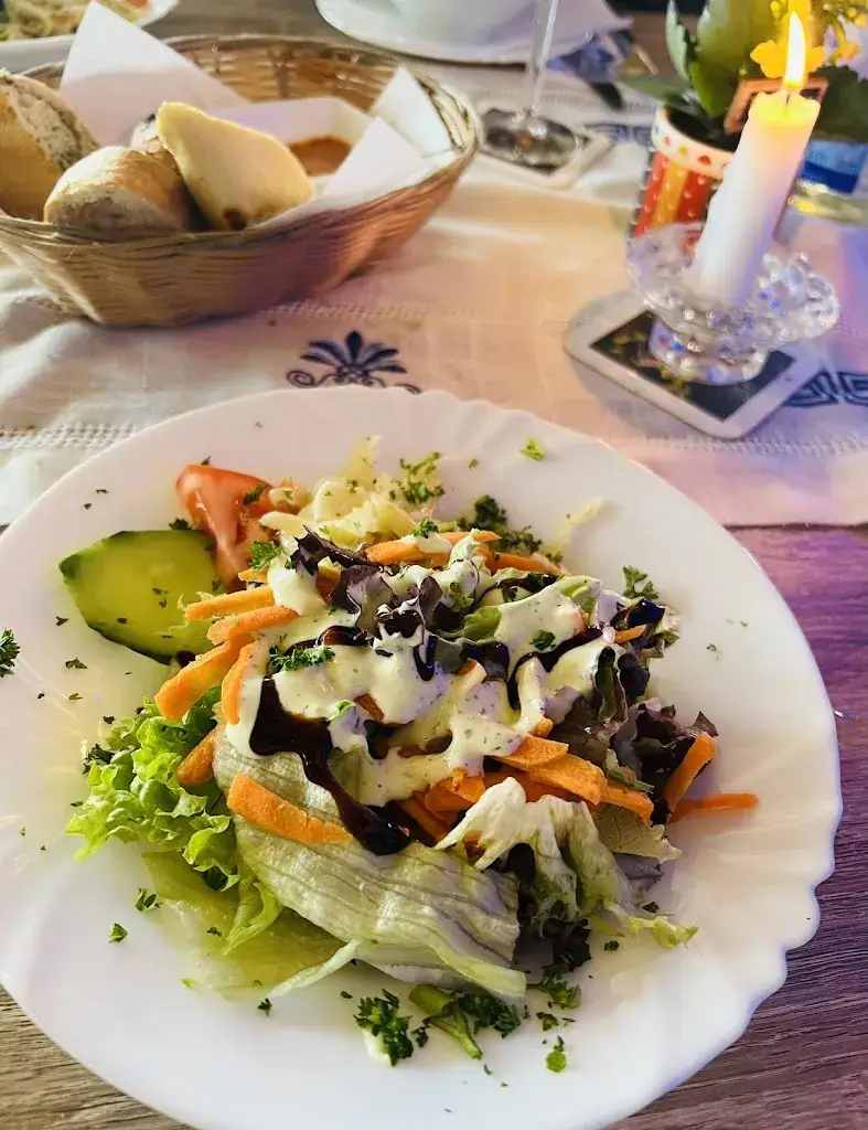 Kelly Hepner-Byrd_Metaxa Greek Restaurant_Miesenbach_avis