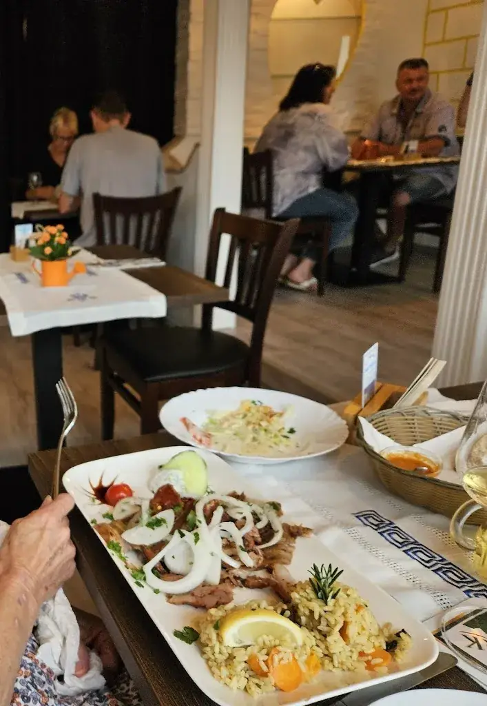 G L Redmon_Metaxa Greek Restaurant_Miesenbach_avis