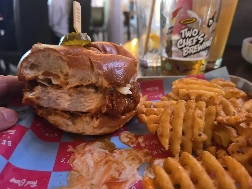 james eakins_Benji's Birdhouse_Miesenbach_avis