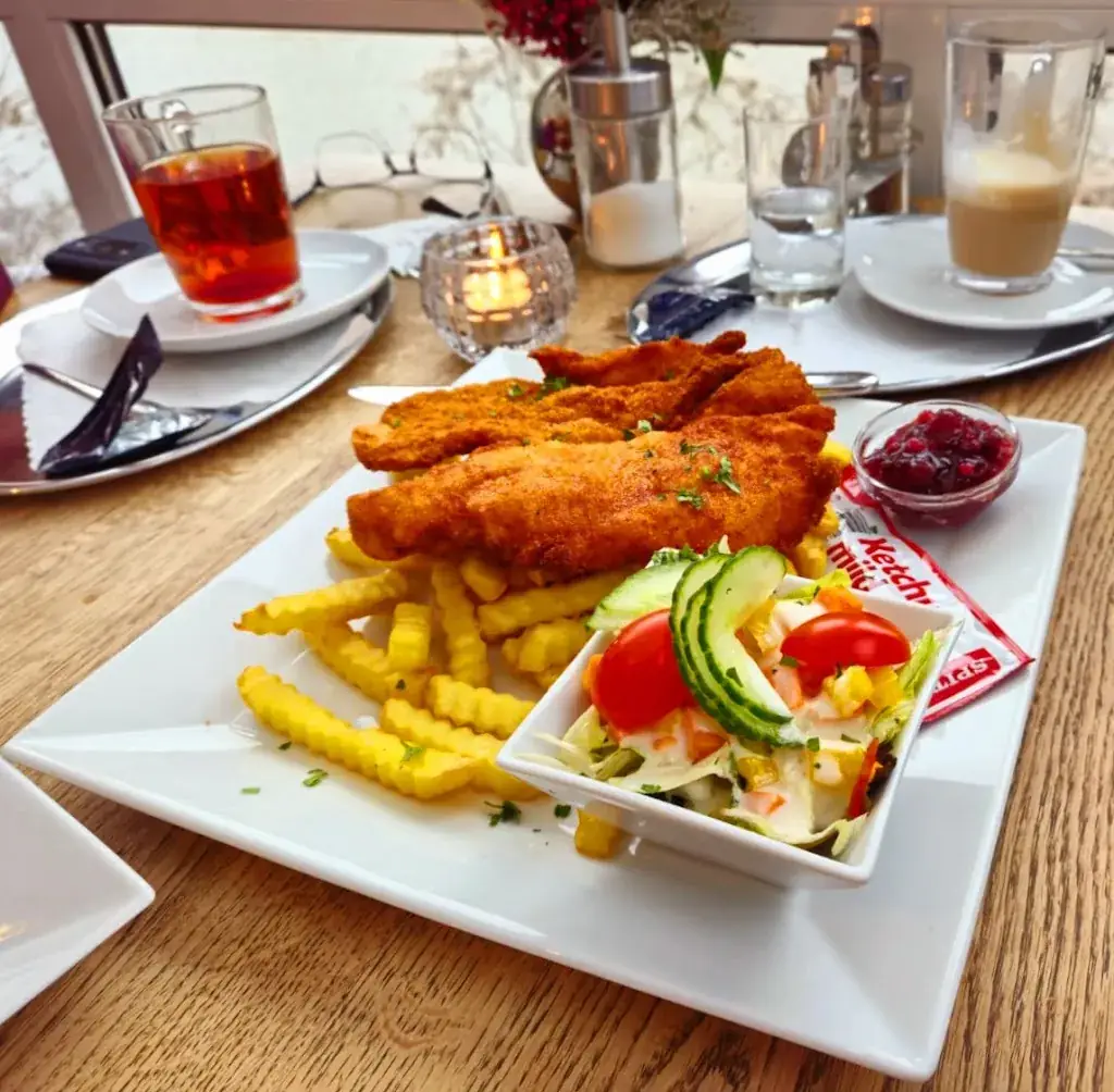 Christopher Russell_Cafe Cappuccino_Oberndorf in der Ebene_avis