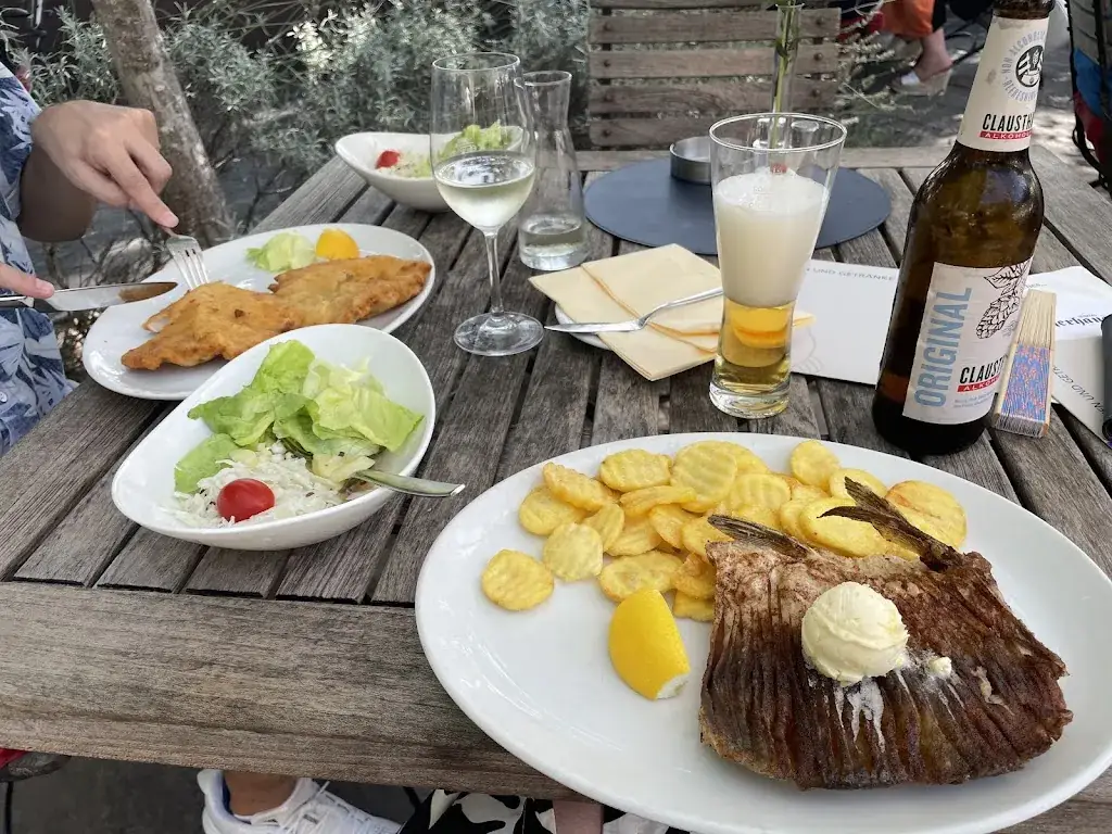 Julie Maddox Korenko_Humers Uferhaus_Orth an der Donau_review