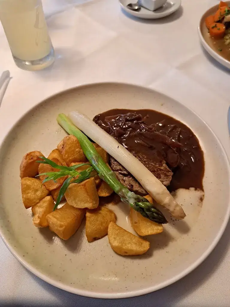 Anita Rozgonyi_Gasthaus Zum Grünen Baum_Politischer Bezirk Mistelbach_avis