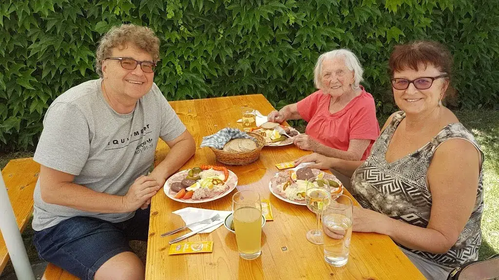 Heuriger Cecil_Leithaprodersdorf_slider_image_3