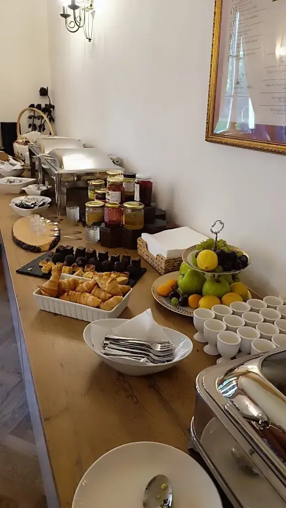 Bettina Z._Schlossgasthof Rosenburg_Politischer Bezirk Horn_avis