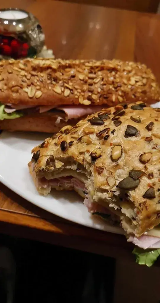 Gergő Nánási_Leo Horn (Coffeeshop, Café, Bäckerei, Konditorei)_Politischer Bezirk Horn_recensione