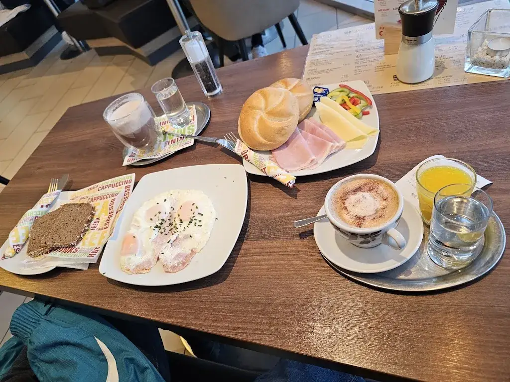 Leo Horn (Coffeeshop, Café, Bäckerei, Konditorei)_Politischer Bezirk Horn_slider_image_3