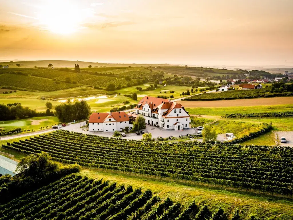 Hotel & Restaurant Neustifter restaurant à Poysdorf