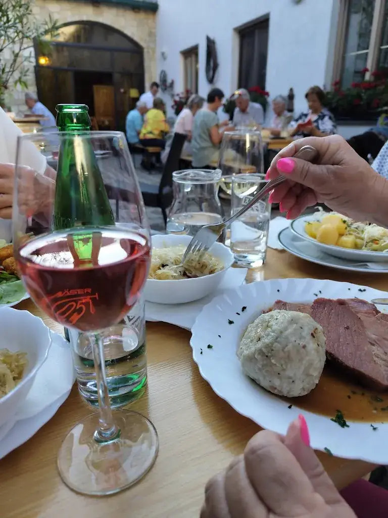 Heurigenlokal Mayer-Beretits ristorante a Leithaprodersdorf