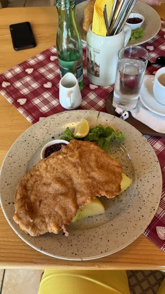 Marcela B_Naturfreunde Bootshaus_Politischer Bezirk Sankt Pölten_review