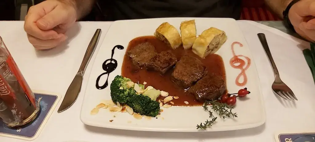 Krisztina Salamon_Gasthof Pension Schmirl_Puchberg am Schneeberg_avis