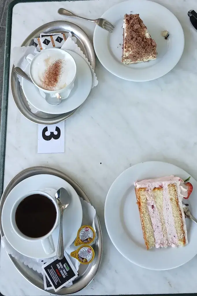 Ippokratis Kosmidis_Terassencafe an der Teufelshöhle_Pottenstein_recensione