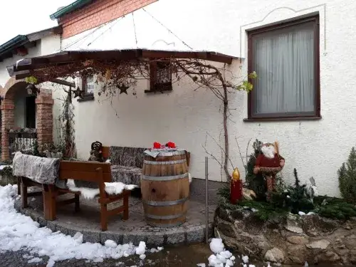 Weinbau - Heurigenschenke - Schüller KG restaurant à Rauchenwarth