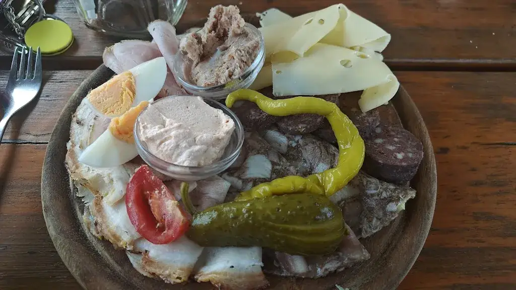 Hartl Weinheuriger restaurant in Reisenberg