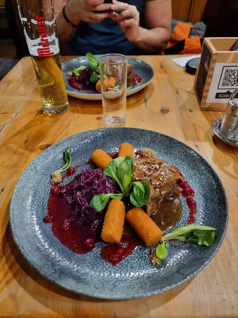 Nicolas Andres Calvo_Seewirtshaus am Zauberberg_Schottwien_recensione